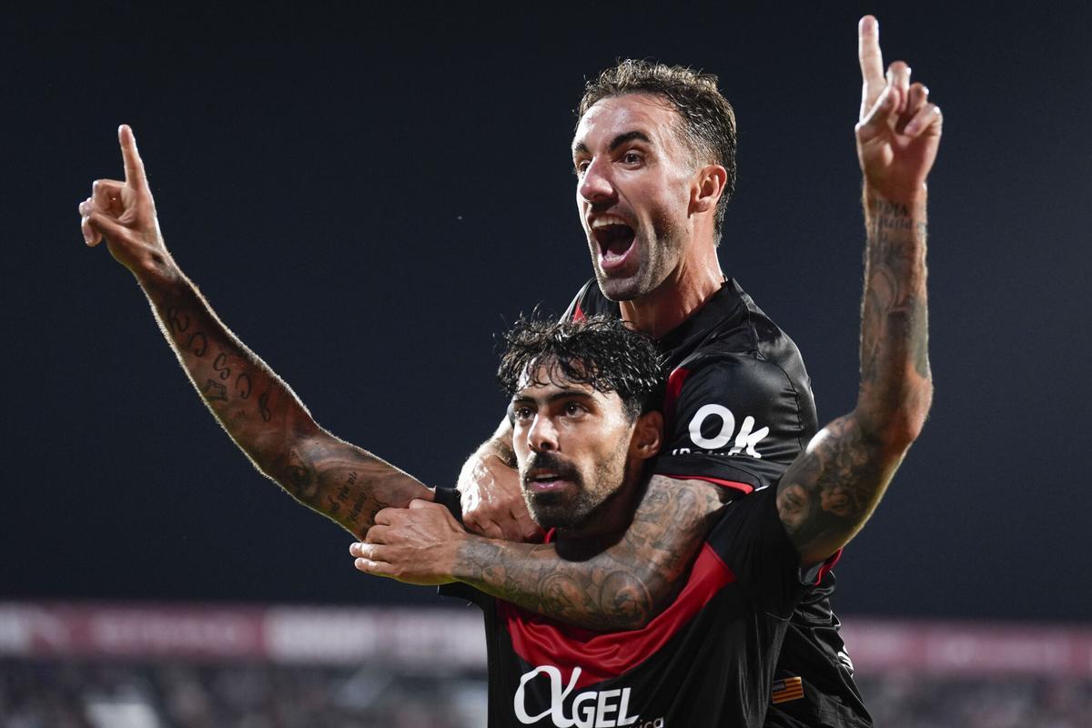 Samu Costa celebra su gol felicitado por Darder, este viernes en Girona.