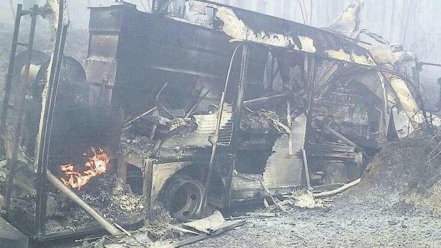 Estado del camión quemado ayer en Mandiá (Ferrol). // L. L.
