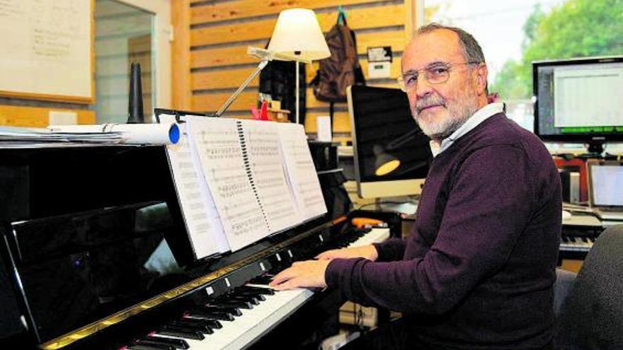 Nani García, ante un piano en su estudio.