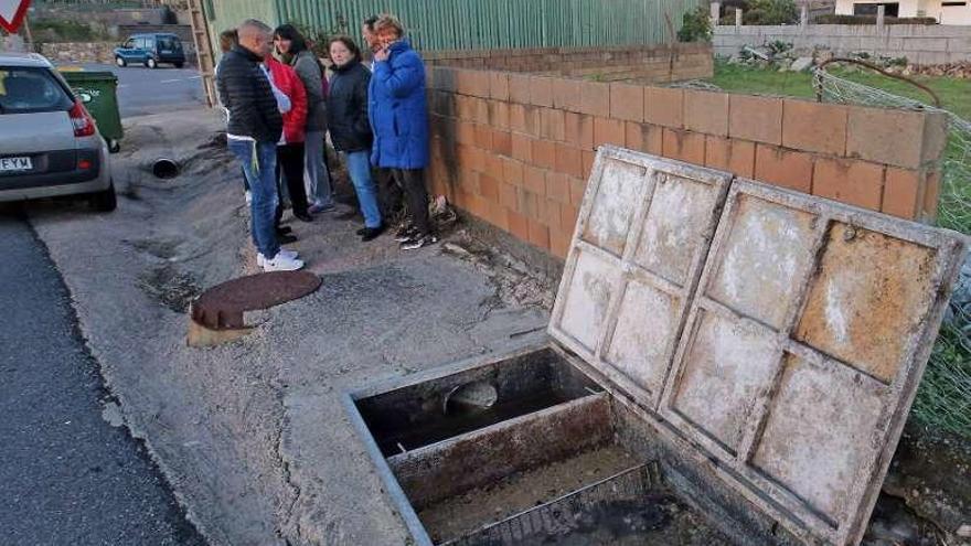 Vecinos concentrados junto al a depuradora de Viladesuso. // M.G. Brea