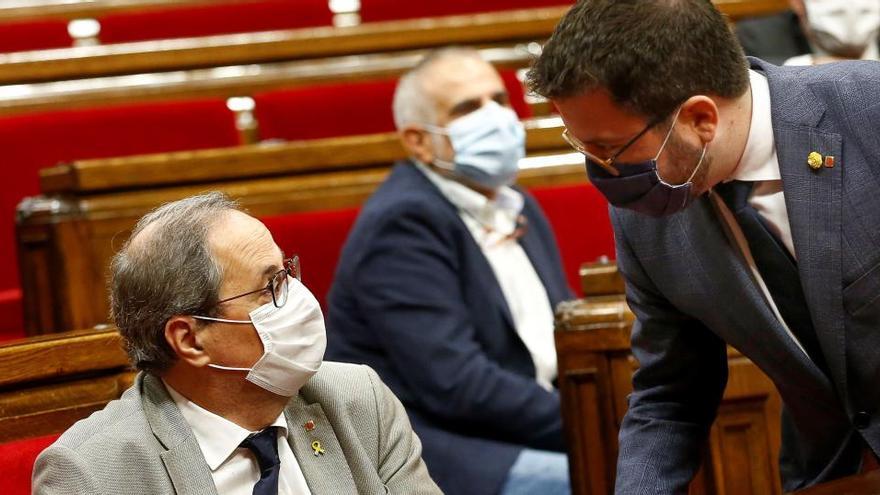 Quim Torra conversa amb Pere Aragonès durant l&#039;última jornada del debat de política general, aquest divendres, al Parlament |