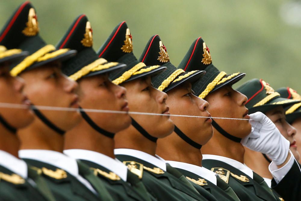 Chinese honour guards prepare for a welcoming ...