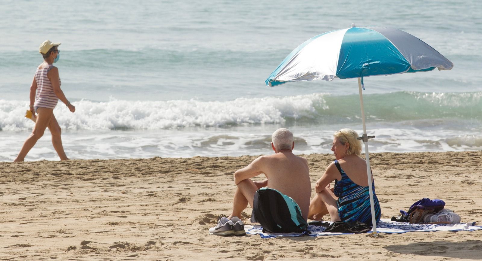 Las playas de Alicante lucen abarrotadas en el inicio del puente de Semana Santa