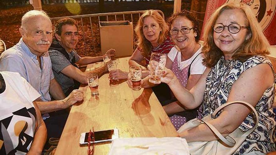 Vecinos disfrutan de la fiesta de la cerveza artesana en la plaza de Azcárraga.