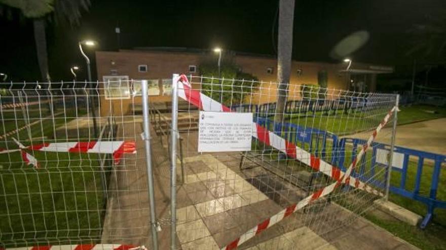 Acceso cerrado para las obras en la cubierta de la piscina, que tienen 2 meses de plazo.