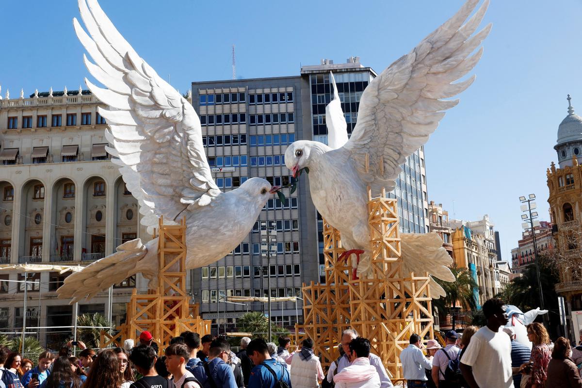 Ninots or giant figures, depicting doves of peace fighting over an olive branch by artist Escif, are displayed in the streets before being burned during the traditional annual Fallas festival, in Valencia, Spain, March 15, 2024. REUTERS/Eva Manez