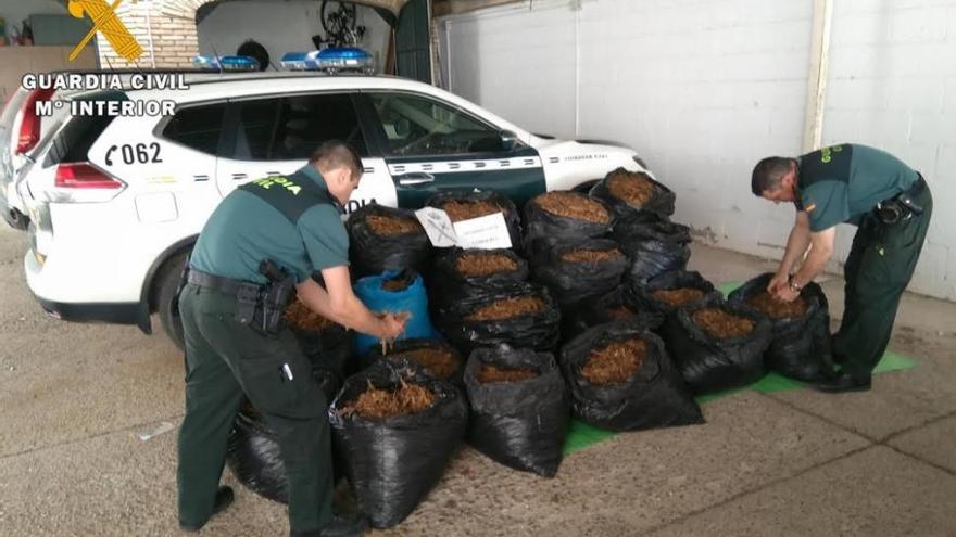 Dos vecinos de El Carpio, detenidos con 180 kilos de tabaco de contrabando