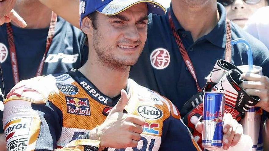 Pedrosa celebra la &#039;pole&#039; conseguida ayer.