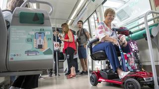 Los escúters ya pueden entrar en el tranvía y buses interurbanos de Barcelona