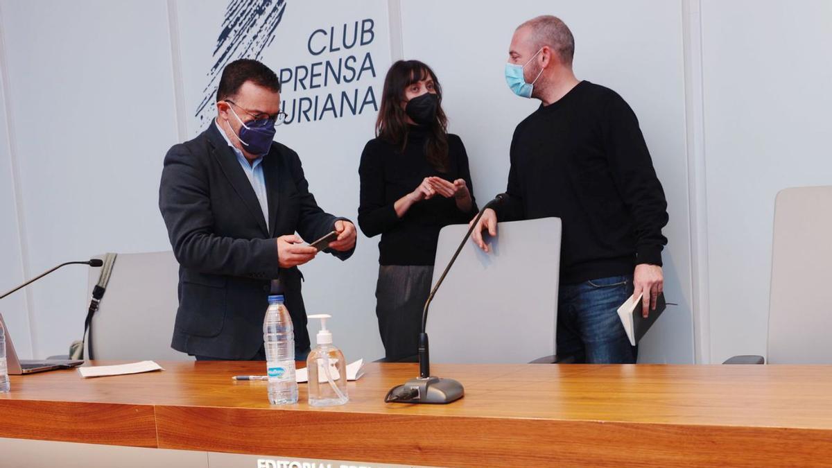 Por la izquierda, Cosme Marina, Miriam Perandones y Luis  Argeo, ayer, en el Club. | Miki López