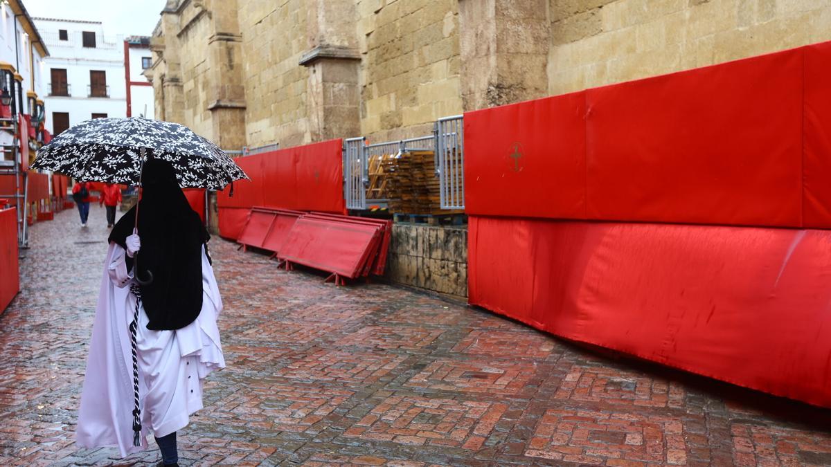 Un nazareno se protege de la lluvia el pasado Miércoles Santo.