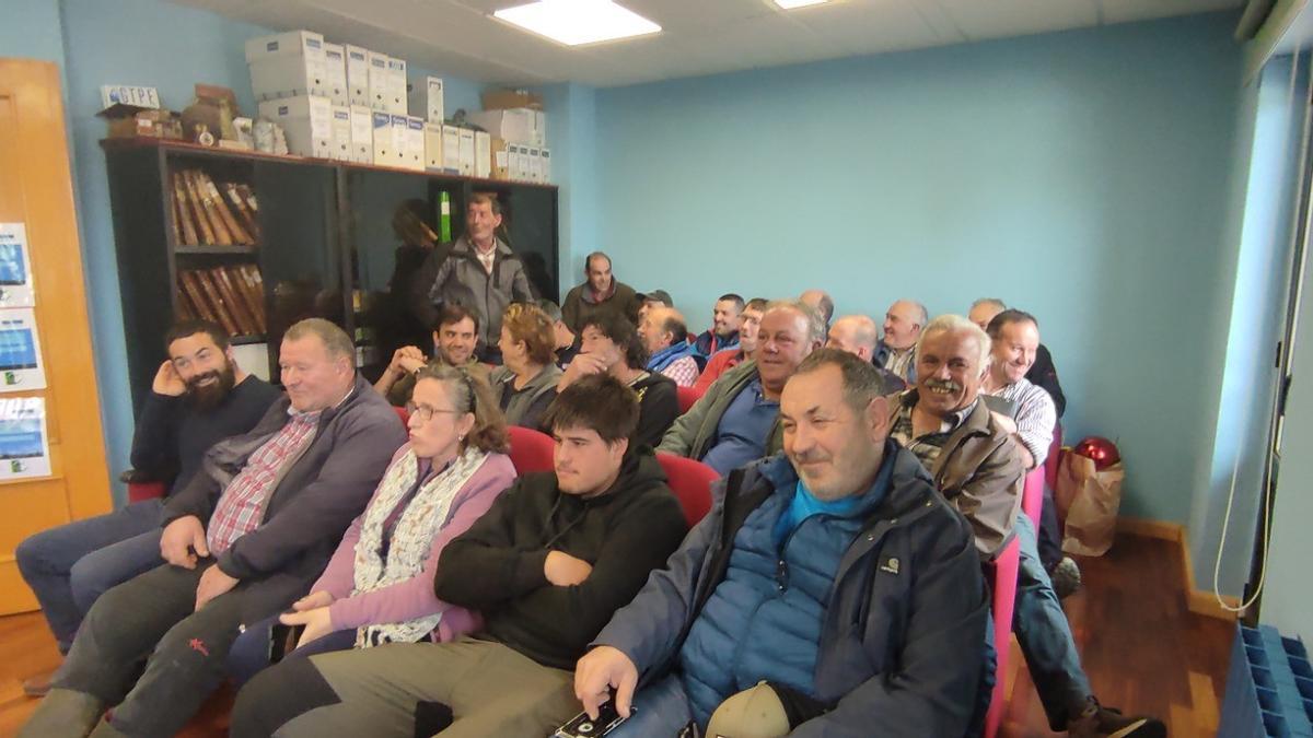 Ganaderos asistentes a la reunión mantenida en el Ayuntamiento de Onís.