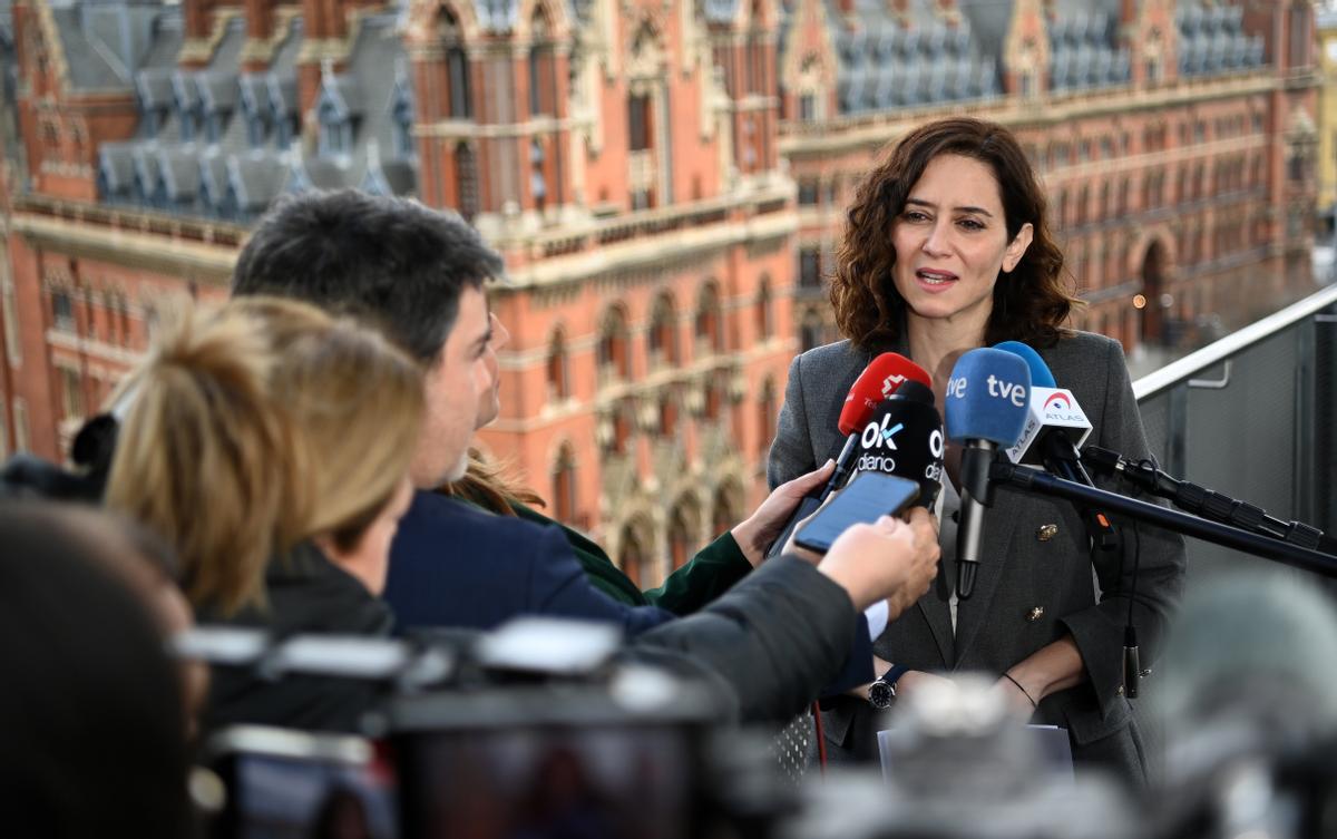 La presidenta de la Comunidad de Madrid comparece ante los medios en la sede de Digital Catapult, empresa de innovación situada en el centro de Londres. 