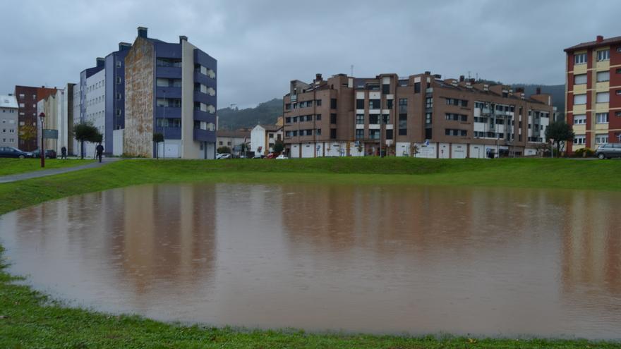 Ríos desbordados y carreteras cortadas: las intensas lluvias inundan el Principado