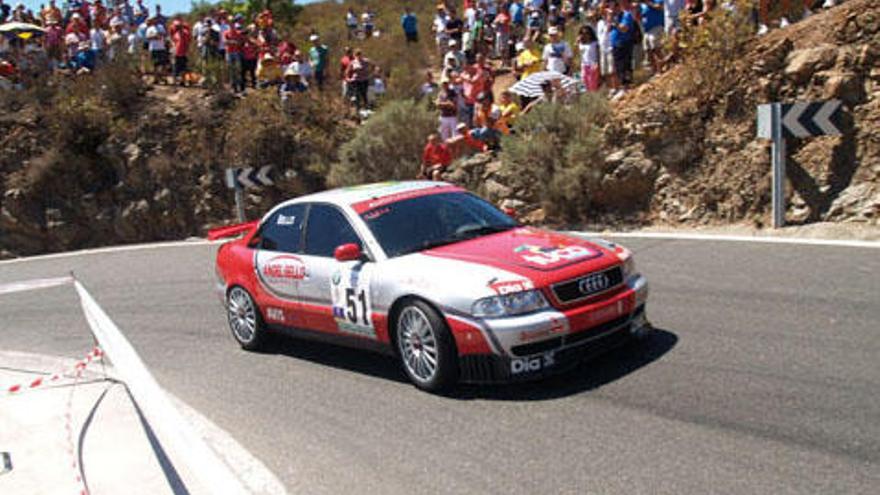 Adán Bello, a los mandos del potente Audi A4 Quattro, aborda una de las curvas en el trazado de Fataga ante la atenta mirada de los aficionados.  i  J.G.A.