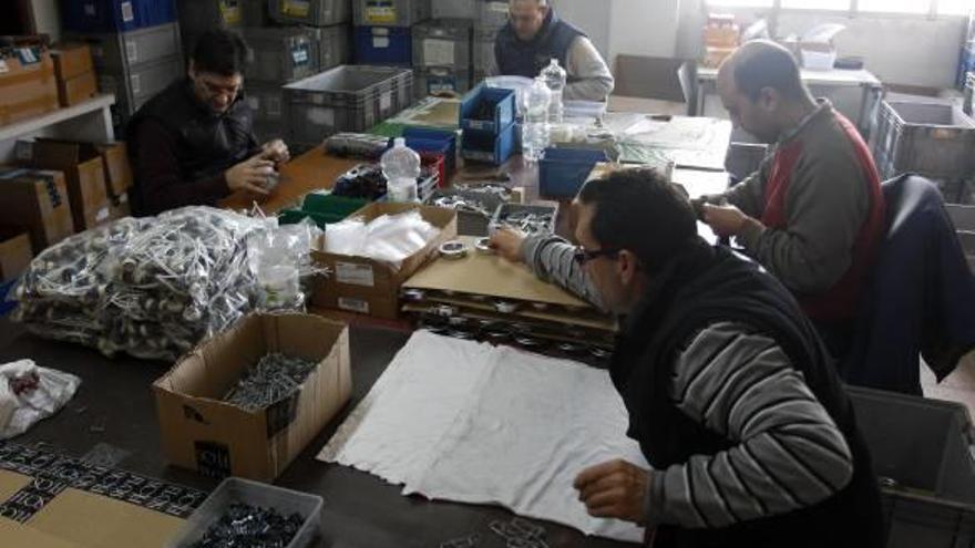 Trabajadores de la cooperativa Virgen de la Esperanza de Mislata durante su jornada laboral del pasado viernes.