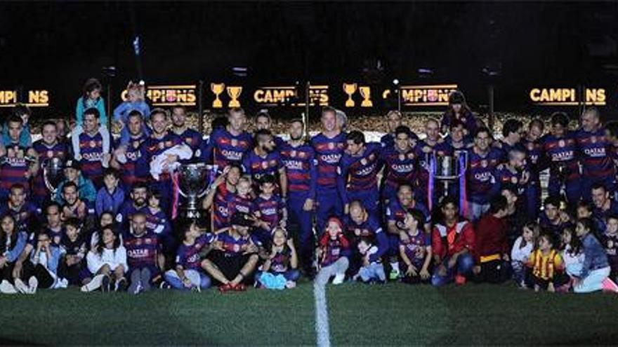 Fiesta en el Camp Nou sin Messi ni Suárez