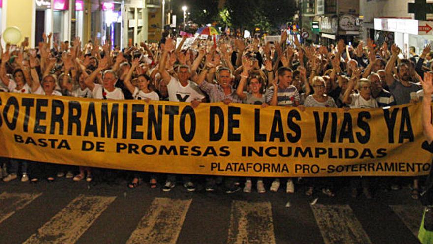 Un aluvión de personas, decenas de miles en total, partió desde el paso a nivel de Santiago el Mayor para recorrer las calles de la capital murciana