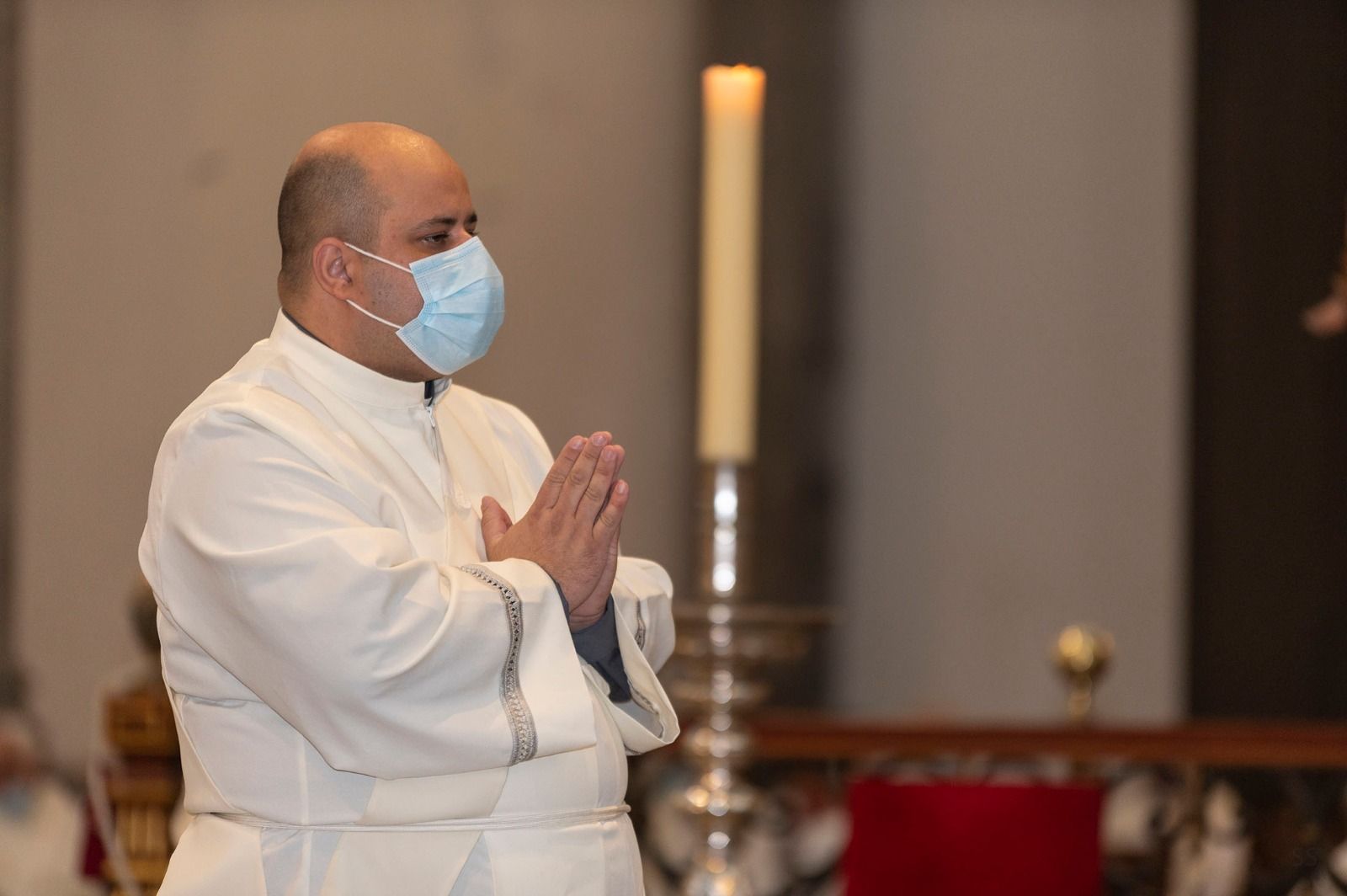 José Mazuelos ofició ayer sus primeras ordenaciones en  la catedral de Santa Ana