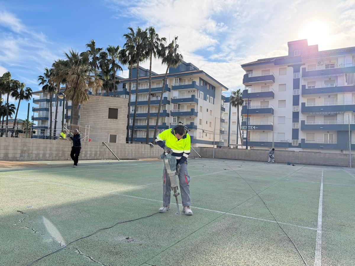 Operarios municipales trabajan en las pistas polideportivas del parque del Riuet