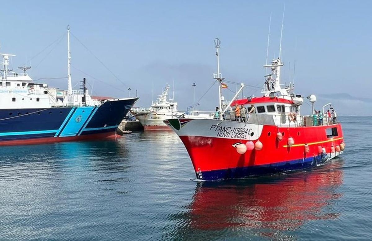 Un buque palangrero a su entrada en el puerto de O Berbés.