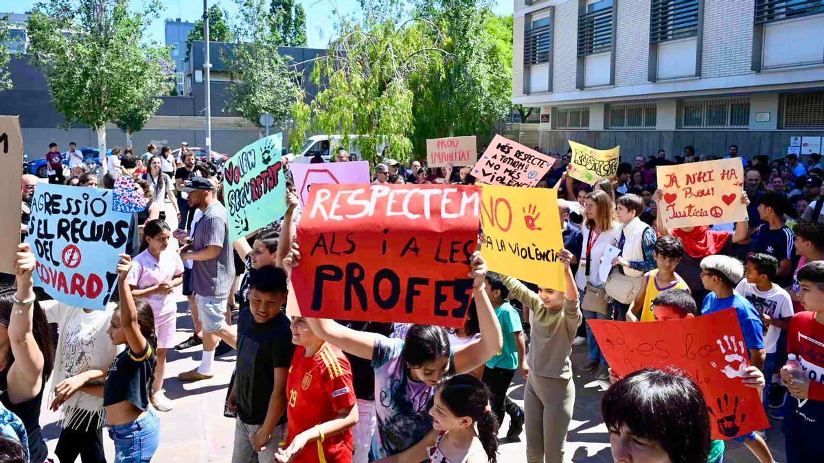 Alumnos del instituto escuela de La Mina alzan pancartas contra las agresiones, en Sant Adrià de Besòs.