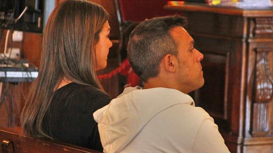 Marcos Vigo y su hermana, durante el juicio celebrado en junio. // S.A.