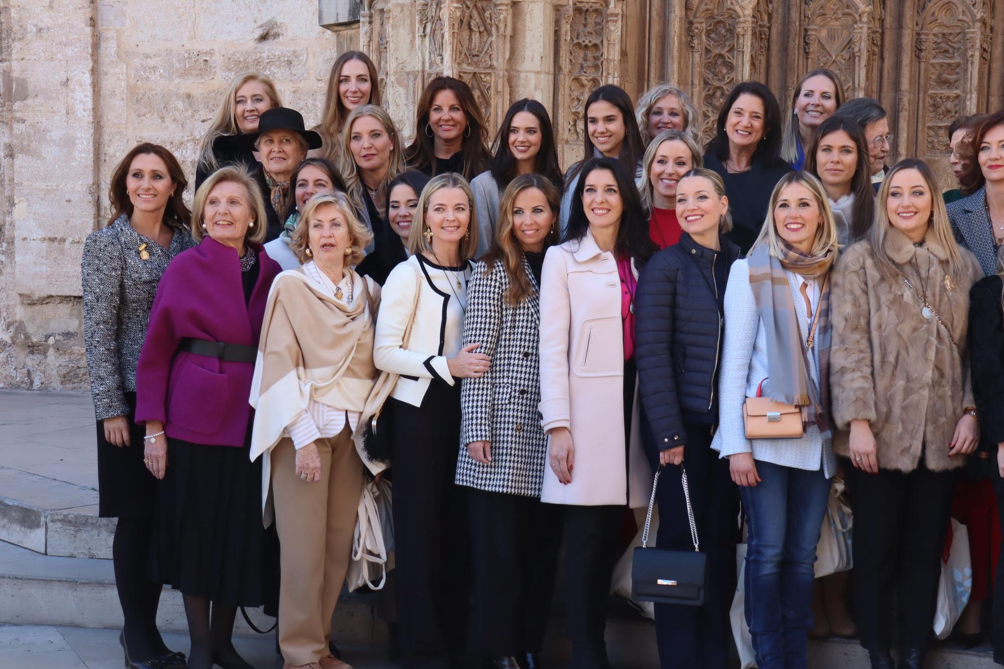 Falleras Mayores de toda una vida ante la Virgen