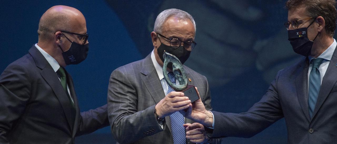 El presidente del Comité Olímpico Español, acompañado del presidente de la Diputación y el presidente de la Xunta.