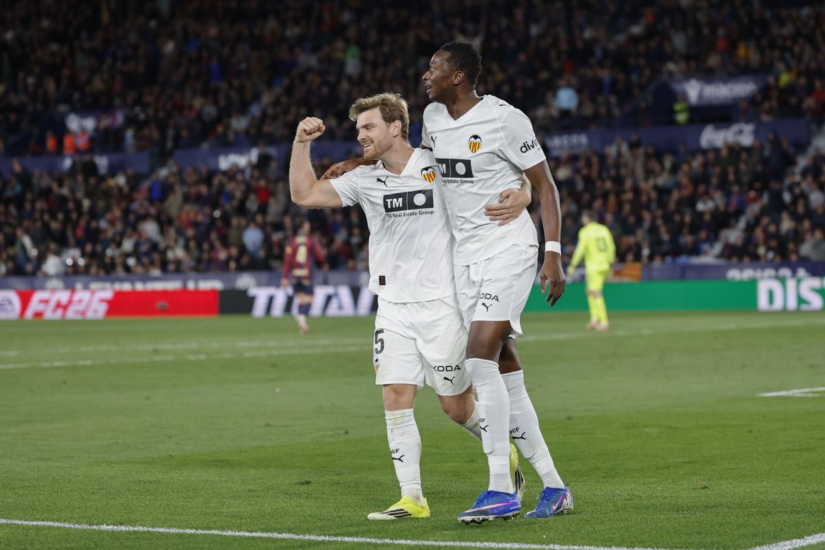 VALENCIA, 15/02/2026.- El delantero nigeriano del Valencia, Umar Sadiq (d) celebra el segundo gol de su equipo con su compañero Lucas Beltrán durante el partido de la jornada 24 de LaLiga que disputan el Levante y el Valencia, en el estadio Ciutat de Valencia, este domingo. EFE/Ana Escobar