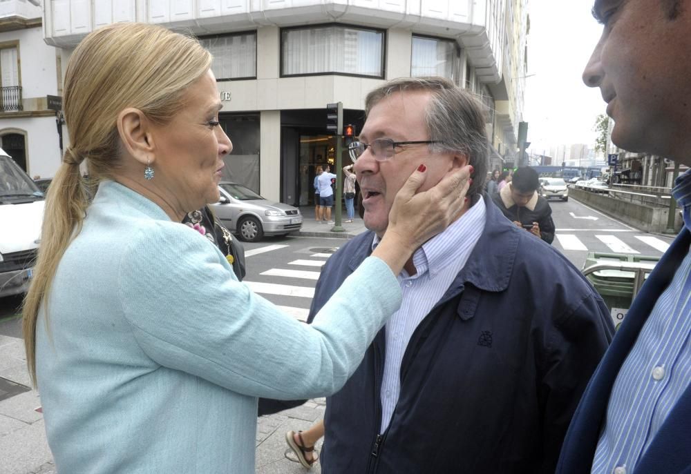 25S | Cristina Cifuentes se pasea por la plaza de Lugo con líderes del PP coruñés