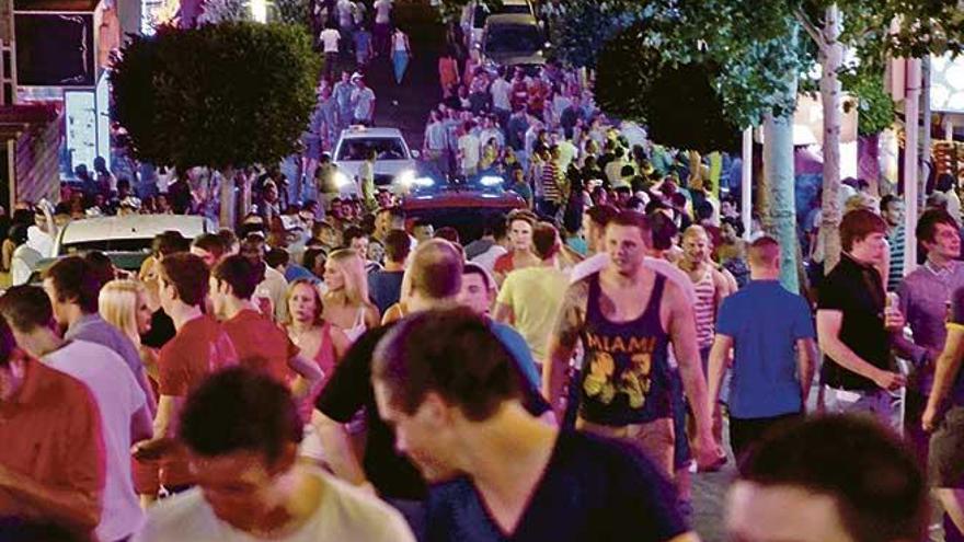 Una panorámica de Punta Ballena, la principal arteria de ocio nocturno de Magaluf.