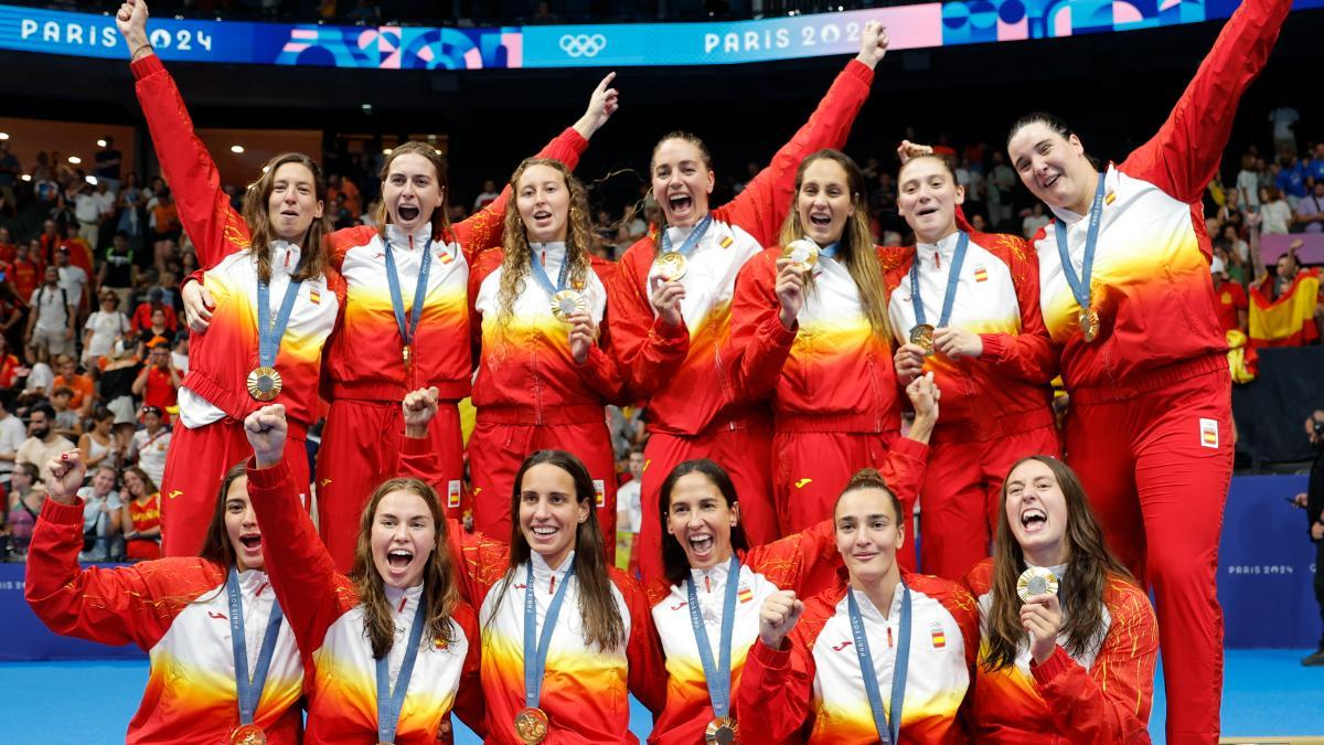 Las waterpolistas españolas posan con la medalla de oro en el podio de los Juegos Olímpicos de París 2024 este sábado en Nanterre, Francia