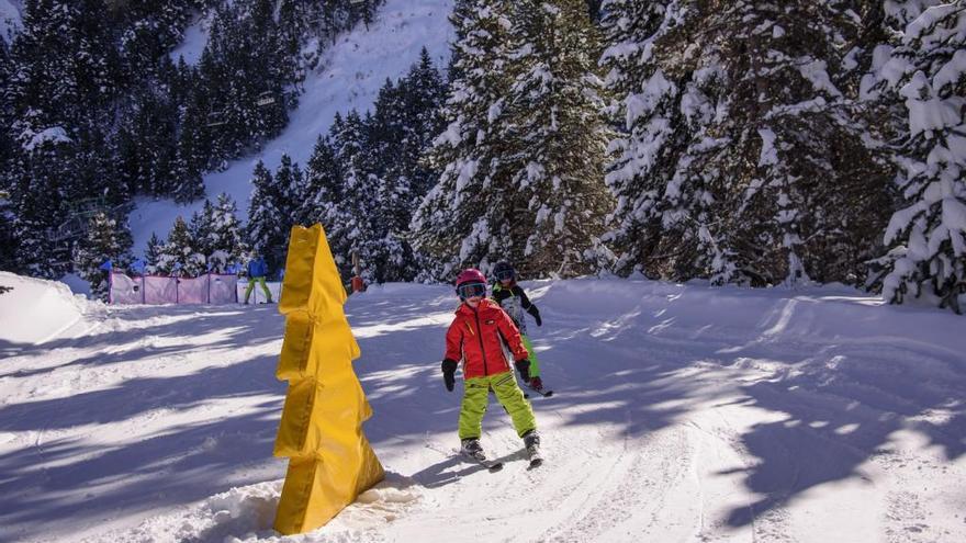 Uns nens esquiant a la Molina