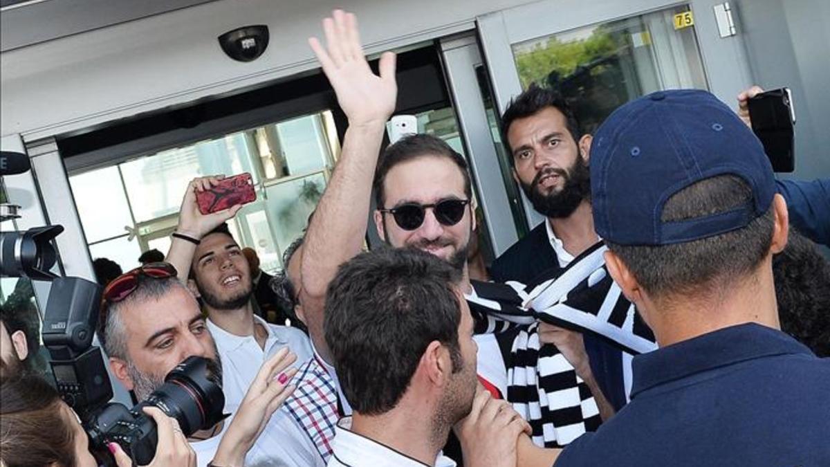 Higuaín, a su llegada a Turín para firmar su contrato con la Juventus