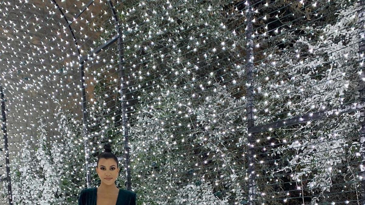 Kourtney Kardashian posa en el pasillo de luces