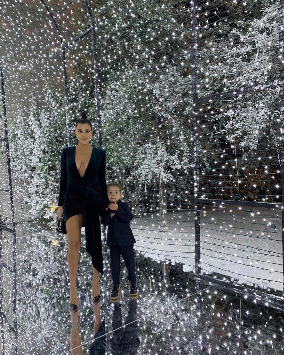 Kourtney Kardashian posa en el pasillo de luces