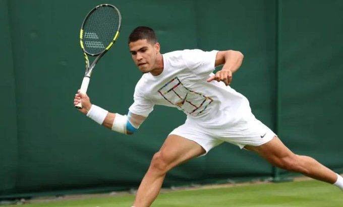 Alcaraz, en un entrenamiento en Wimbledon.