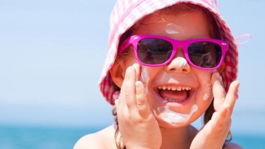 La OCU analiza 17 cremas solares infantiles