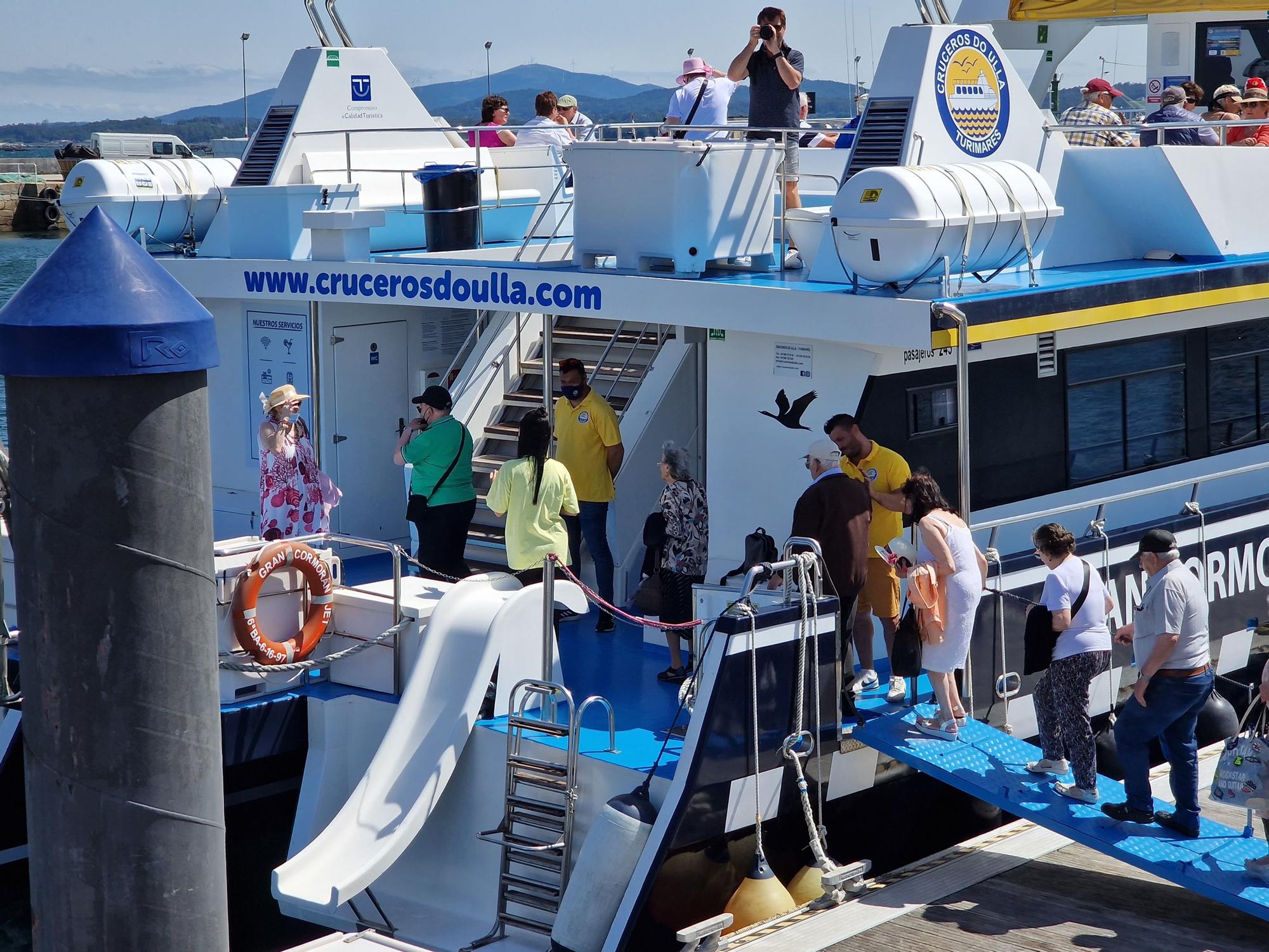 Turistas en los catamaranes de O Grove.