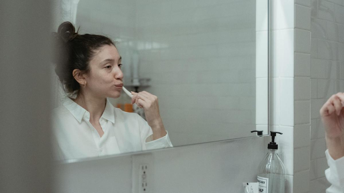 El peligro de lavarte los dientes antes de tener una relación sexual