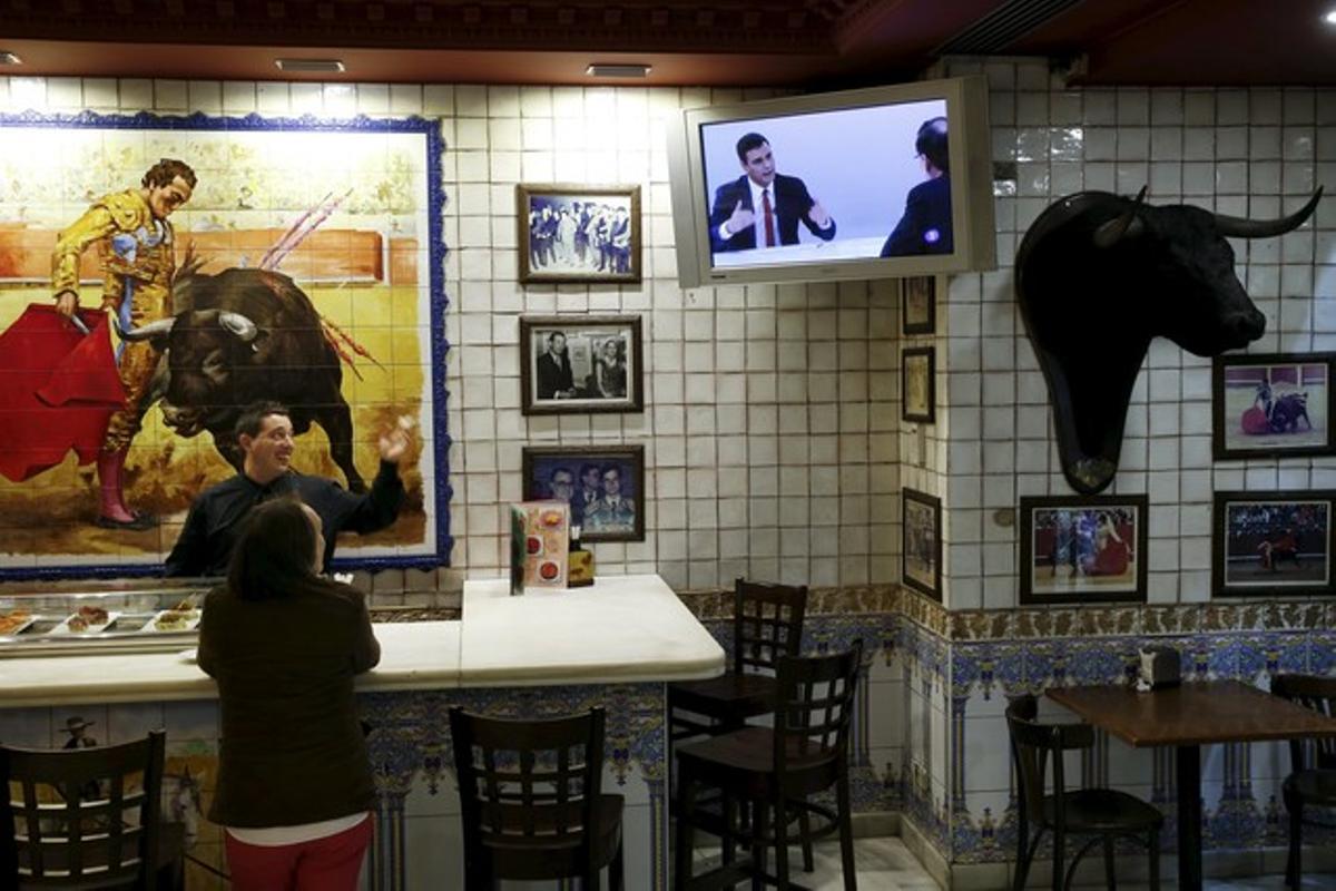 La parroquia de un bar de Madrid observa el cara a cara entre Mariano Rajoy y Pedro Sánchez.