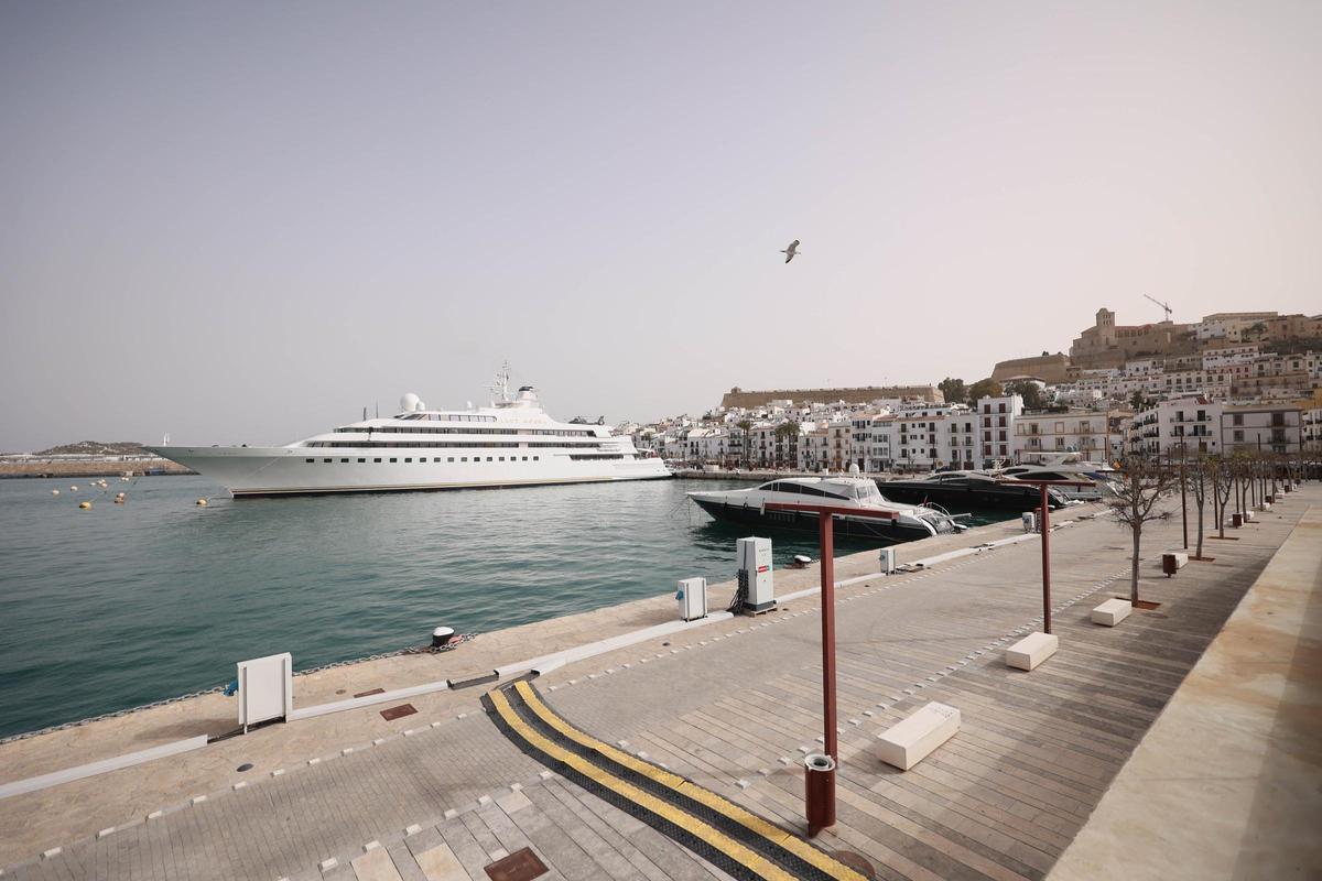 El megayate 'Lady Moura' estrena la temporada en la nueva marina del puerto de Ibiza