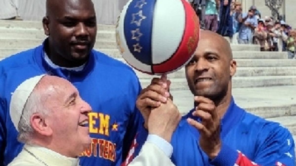 El Papa Francisco, junto a los Harlem Globetrotters