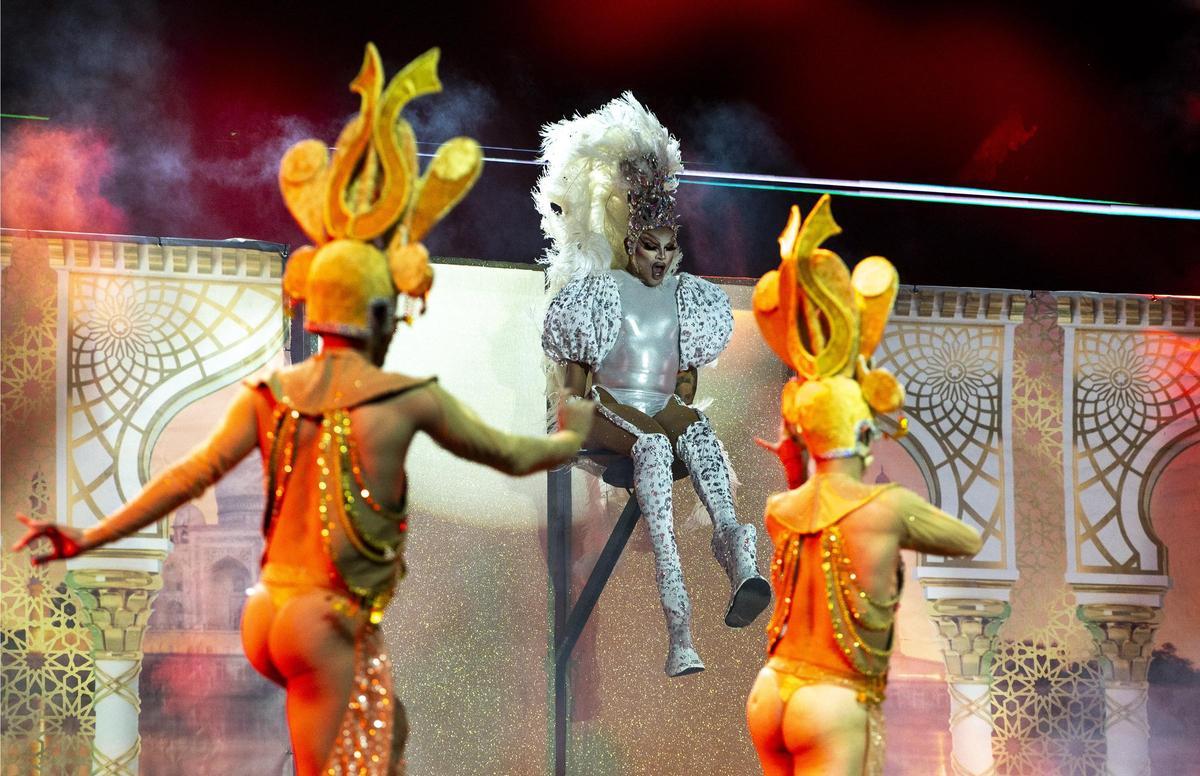 Drag Avalon durante su actuación en la Gala Drag Star del Carnaval de Arrecife 2024.