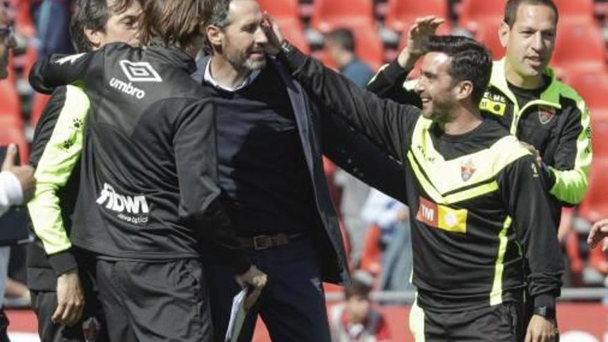 El cuerpo técnico del Elche saluda a Moreno y Pendín.