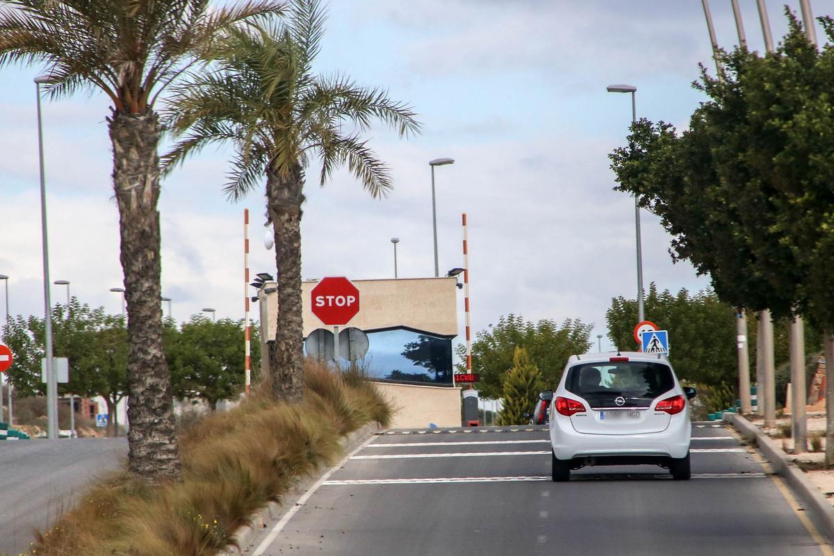 Acceso principal a la urbanización Entrenaranjos en Oriehuela