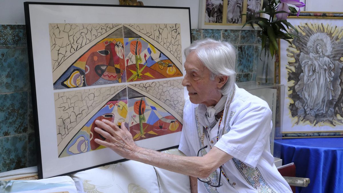 Pepe Dámaso junto a los bocetos de los murales del Mercado Central.