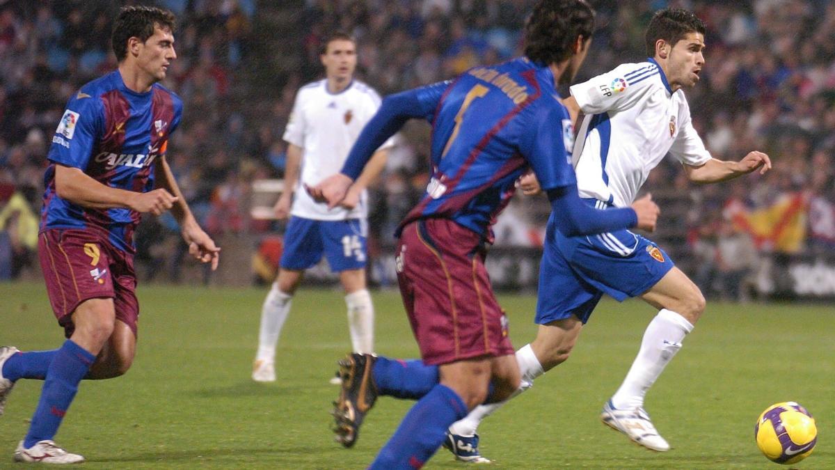 Antonio Hidalgo controla el balón en el derbi del Zaragoza ante el Huesca con Gabi justo detrás.