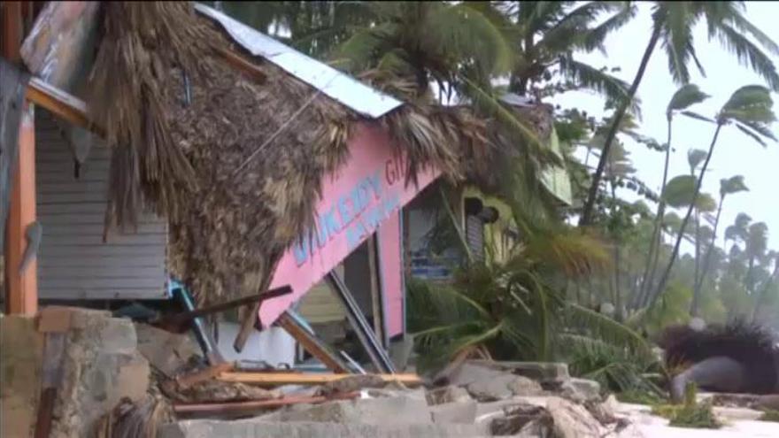 El huracán 'María' destroza playas y negocios a su paso por Punta Cana